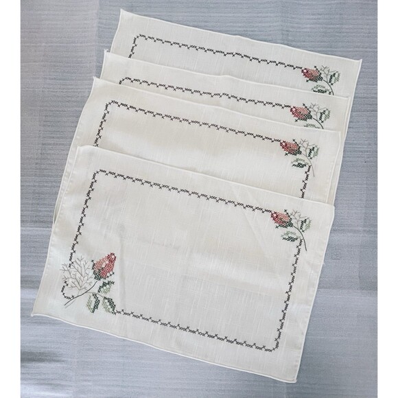 Cross-Stitch Doilies Placemats Set of 4 Floral Rose Buds Pale Yellow 19"x12" New - Picture 1 of 7